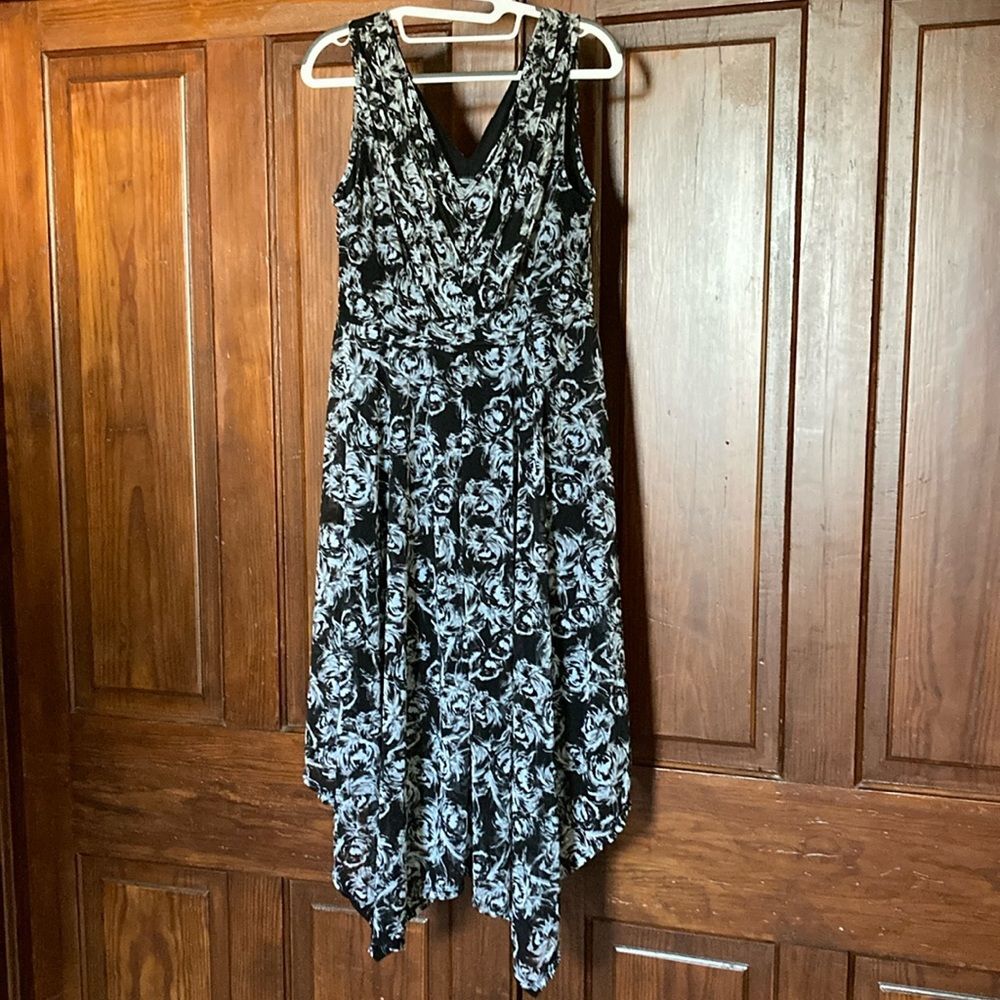 Simply Vera Floral Black White V-neck Sleeveless Asymmetric Hem Midi Dress Sz M